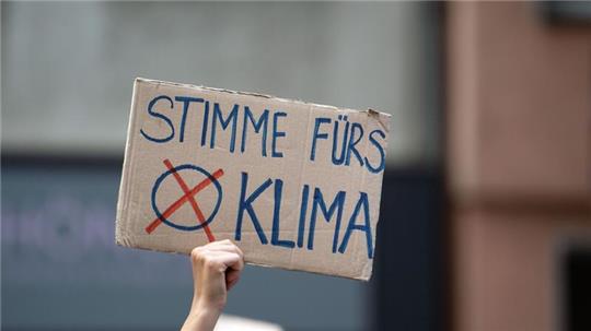 Eine Teilnehmerin hält auf einer Demonstration für Klimaschutz ein Plakat hoch. Buxtehude verabschiedet ein Klimaschutzkonzept mit dem Ziel, bis 2035 klimaneutral zu sein.