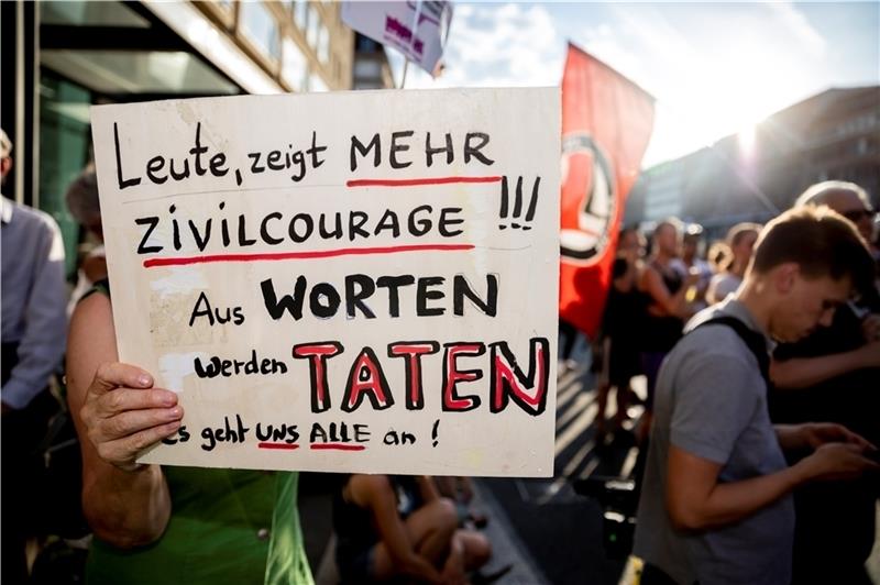 Eine Teilnehmerin hält bei einer Kundgebung gegen rechte Gewalt und anlässlich des Mordes am Kasseler Regierungspräsidenten Lübcke ein Plakat mit der Aufforderung für mehr Zivilcourage. Foto: Soeder/dpa