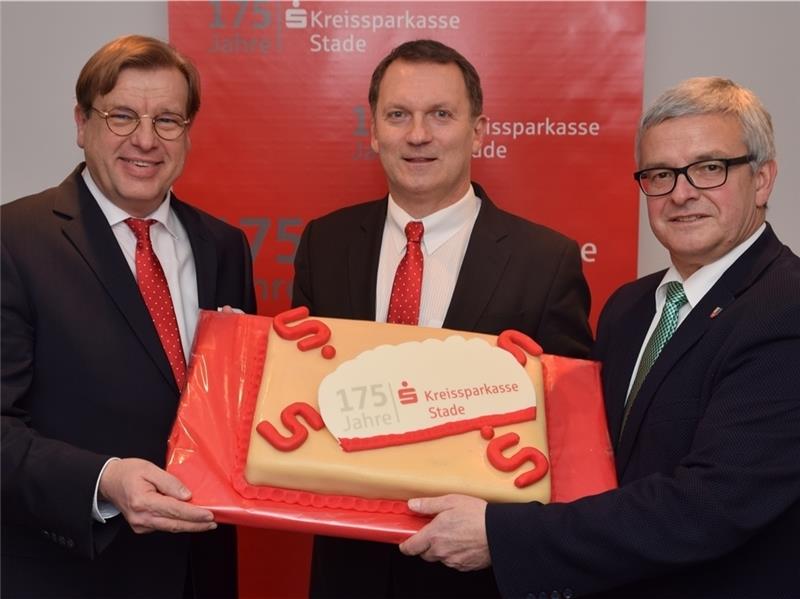 •Eine Torte und eine große Spendenaktion zum 175. (von links): Axel Ahrens, Ralf Achim Rotsch und Michael Roesberg. Foto Strüning