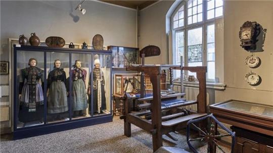 Eine Trachtengruppe im Erdgeschoss des Heimatmuseums.
