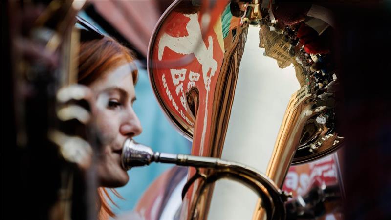 Eine Tubistin der Band „Grande Fanfare“ spielt mit der gesamten Brass-Band bei der Fête de la Musique in der Kulturbrauerei im Stadtteil Prenzlauer Berg in Berlin.