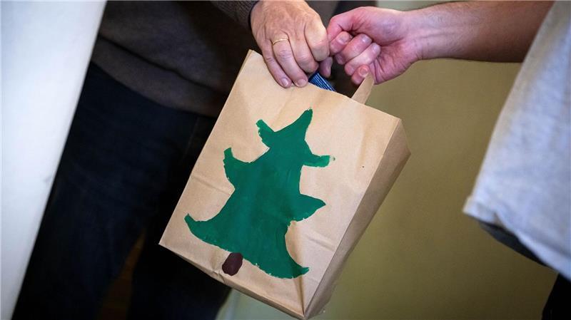Wer Bedürftige beschenken will, hat viele Möglichkeiten Eine Tüte mit Süßigkeiten soll Gefangenen in Bremen zu Weihnachten eine Freude bereiten. (Archivbild)