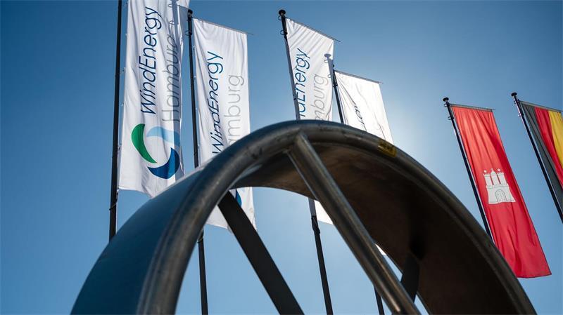 Eine Turbine steht vor den Hamburger Messehallen. 