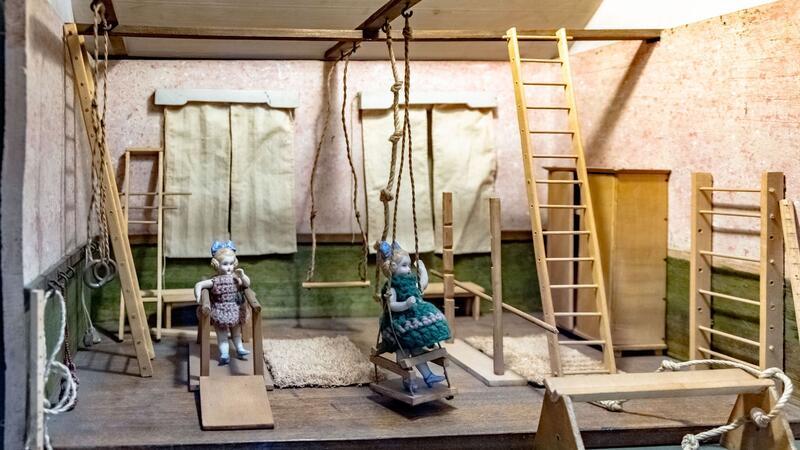 Alte Puppenstuben im Museum Falkenstein faszinieren Besucher Eine Turnhalle im Kleinformat (um 1930) steht in einer Vitrine des Puppenmuseums Falkenstein.
