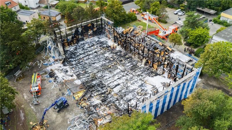 Millionenschaden bei Turnhallenbrand - Fehler bei Arbeiten? Eine Turnhalle in Hannover brennt ab, der Schaden beträgt etwa fünf Millionen Euro. (Archivbild)