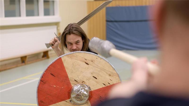 Eine Turnhalle wird zur Kampfarena: Dennis Peper von den „Landsknechten Bremerhaven“ trainiert Historisches Fechten.