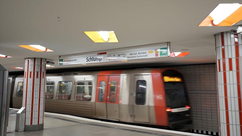 Eine U-Bahn der Linie U2 verlässt den U-Bahnhof Schlump in Richtung Hauptbahnhof.