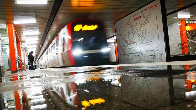 Eine U-Bahn fährt am frühen Morgen in den Bahnhof Schlump ein. Nach dem Warnstreik der Hamburger Hochbahn-Beschäftigten läuft der Verkehr mit Bussen und U-Bahn wieder. Foto: Christian Charisius/dpa