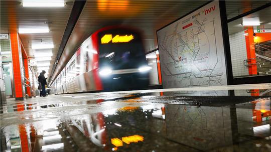 Eine U-Bahn fährt am frühen Morgen in den Bahnhof Schlump ein. Nach dem Warnstreik der Hamburger Hochbahn-Beschäftigten läuft der Verkehr mit Bussen und U-Bahn wieder.