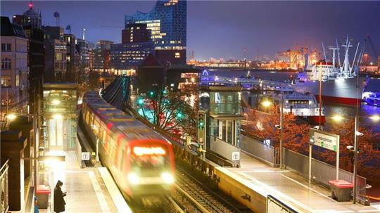 Eine U-Bahn fährt in den Bahnhof Landungsbrücken ein.
