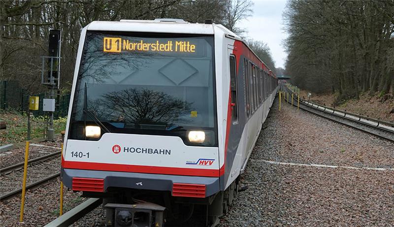 U1 fährt am Wochenende eingeschränkt im Nordosten Eine U-Bahn fährt in die U-Bahn-Station Oldenfelde ein. Foto: Tim Vogel/dpa