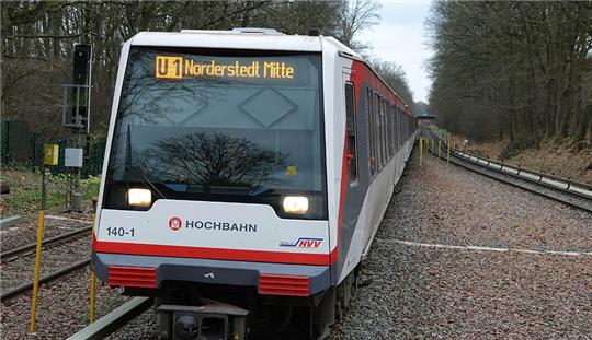 Eine U-Bahn fährt in die U-Bahn-Station Oldenfelde ein. Foto: Tim Vogel/dpa