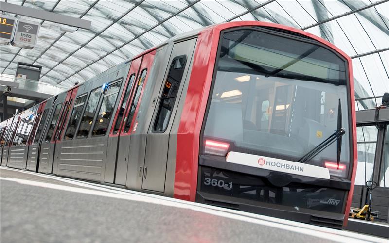 Eine U-Bahn steht im Bahnhof Elbbrücken. Heute soll die neue U-Bahnstation Oldenfelde der Linie U1 eröffnet werden. Foto: Daniel Bockwoldt/dpa