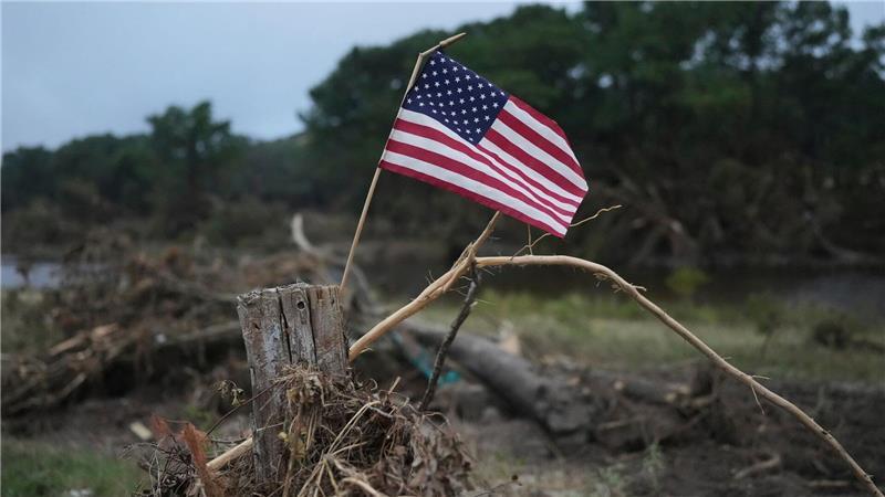Medien: Rund 130 Tote nach US-Sturzfluten Eine US-Flagge.