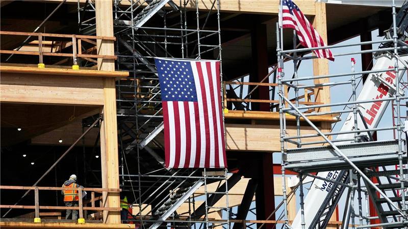Eine US-Flagge auf einer Baustelle in San Bruno in den USA.