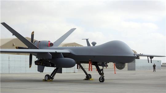 Eine US-amerikanische Drohne vom Typ MQ-9 steht am 23.01.2018 während einer Flugschau auf dem Flugplatz von Kandahar (Afghanistan).