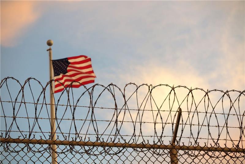 Guantánamo-Häftling für verhandlungsunfähig erklärt Eine US-amerikanische Flagge weht im Gefangenlager Guantánamo im Wind.