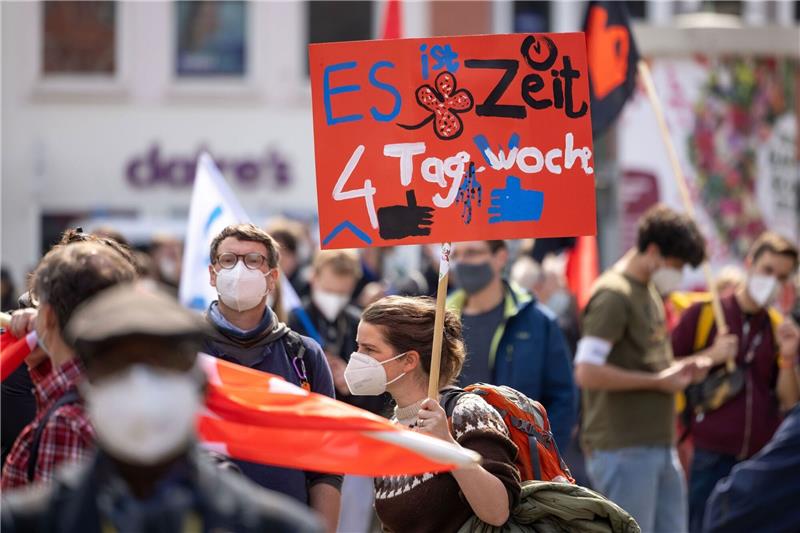 Vier-Tage-Woche soll auch in Deutschland getestet werden Eine Unternehmensberatung mit Sitz in Berlin will mindestens 50 Unternehmen von einem Vier-Tage-Woche-Projekt überzeugen.