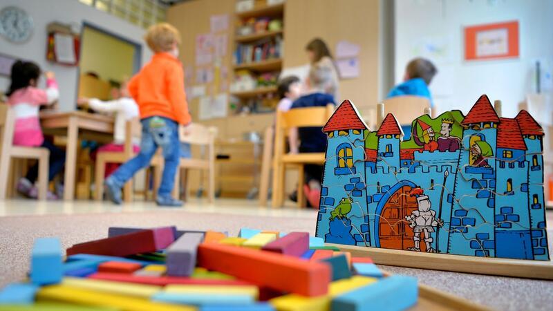 Eine Untersuchung mit fast 1000 Kindern mit einem langen Beobachtungszeitraum von mehreren Jahren ergab, dass Kinder aus sozioökonomisch schwächeren Haushalten deutliche größere Vorteile aus einem Kitabesuch ziehen als Kinder aus privilegierteren Familien.