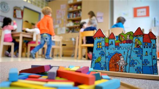 Eine Untersuchung mit fast 1000 Kindern mit einem langen Beobachtungszeitraum von mehreren Jahren ergab, dass Kinder aus sozioökonomisch schwächeren Haushalten deutliche größere Vorteile aus einem Kitabesuch ziehen als Kinder aus privilegierteren Familien.