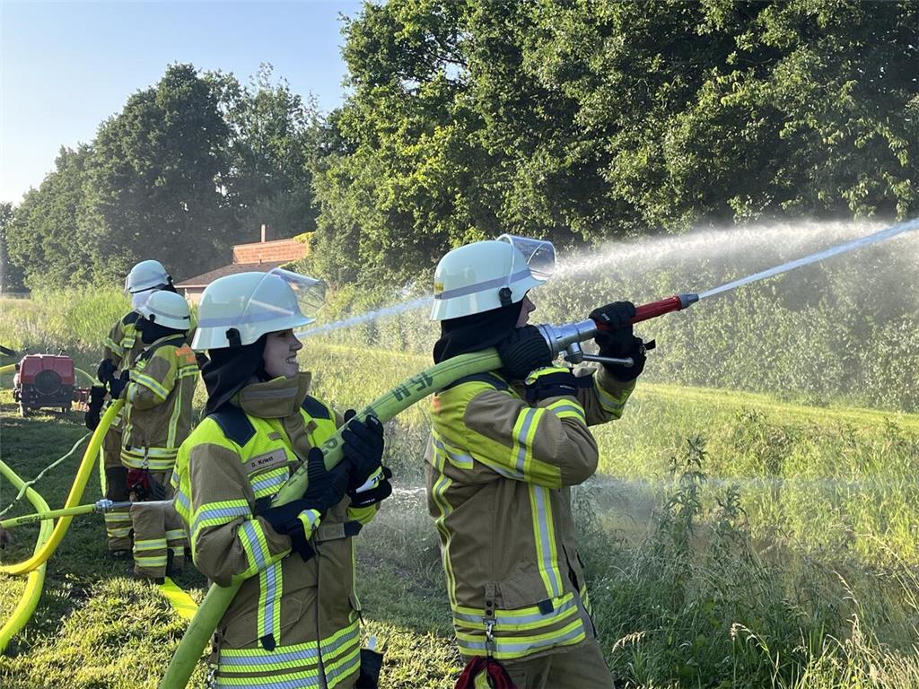 Eine Verpuffung im Chemieraum war das Szenario der Feuerwehrübung im Kreis Stade...