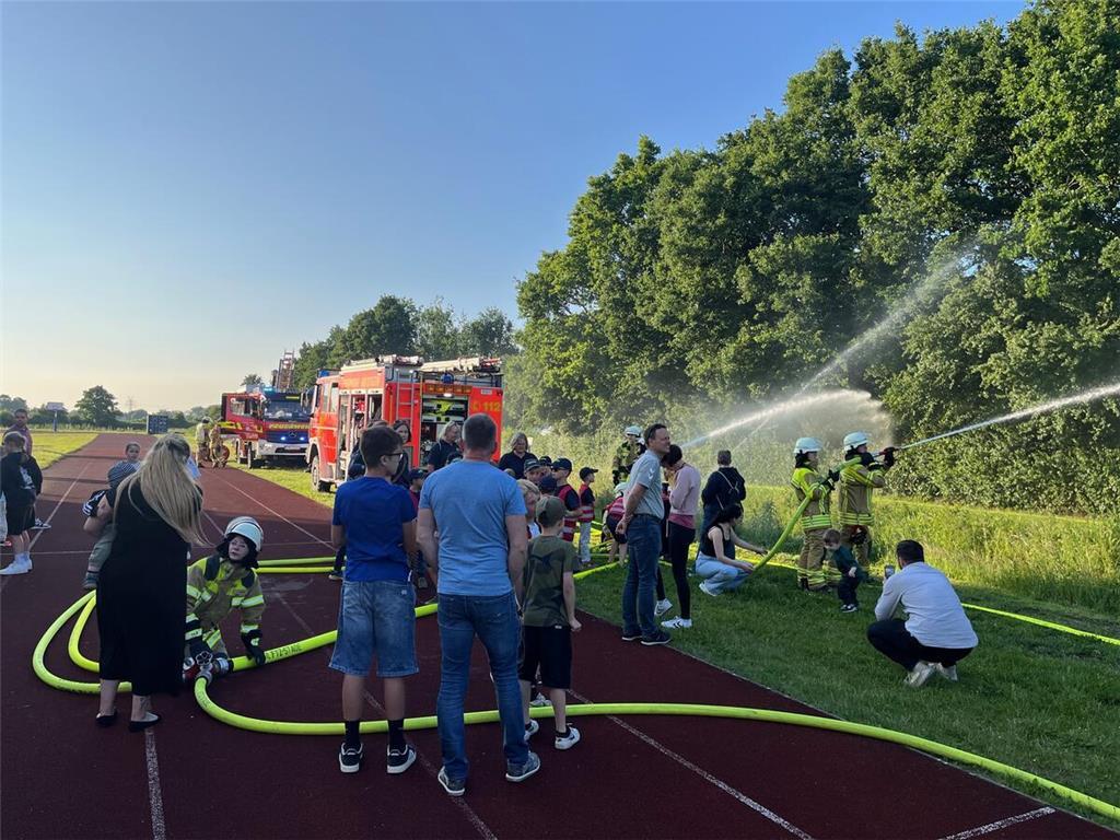Eine Verpuffung im Chemieraum war das Szenario der Feuerwehrübung im Kreis Stade...