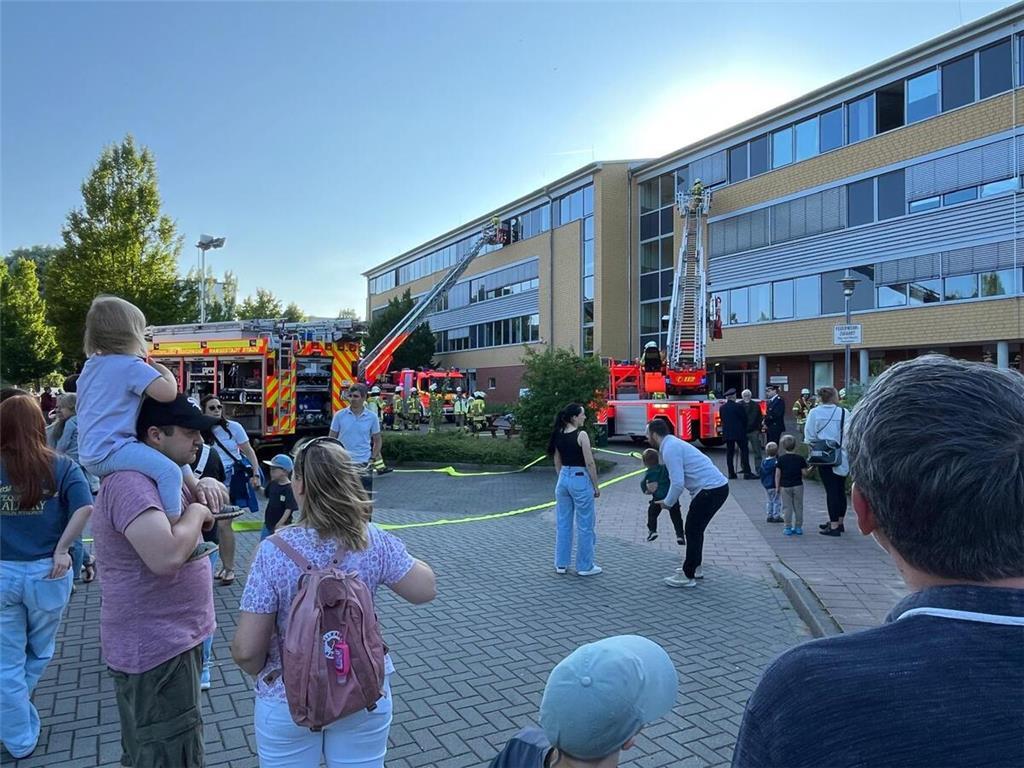 Eine Verpuffung im Chemieraum war das Szenario der Feuerwehrübung im Kreis Stade...