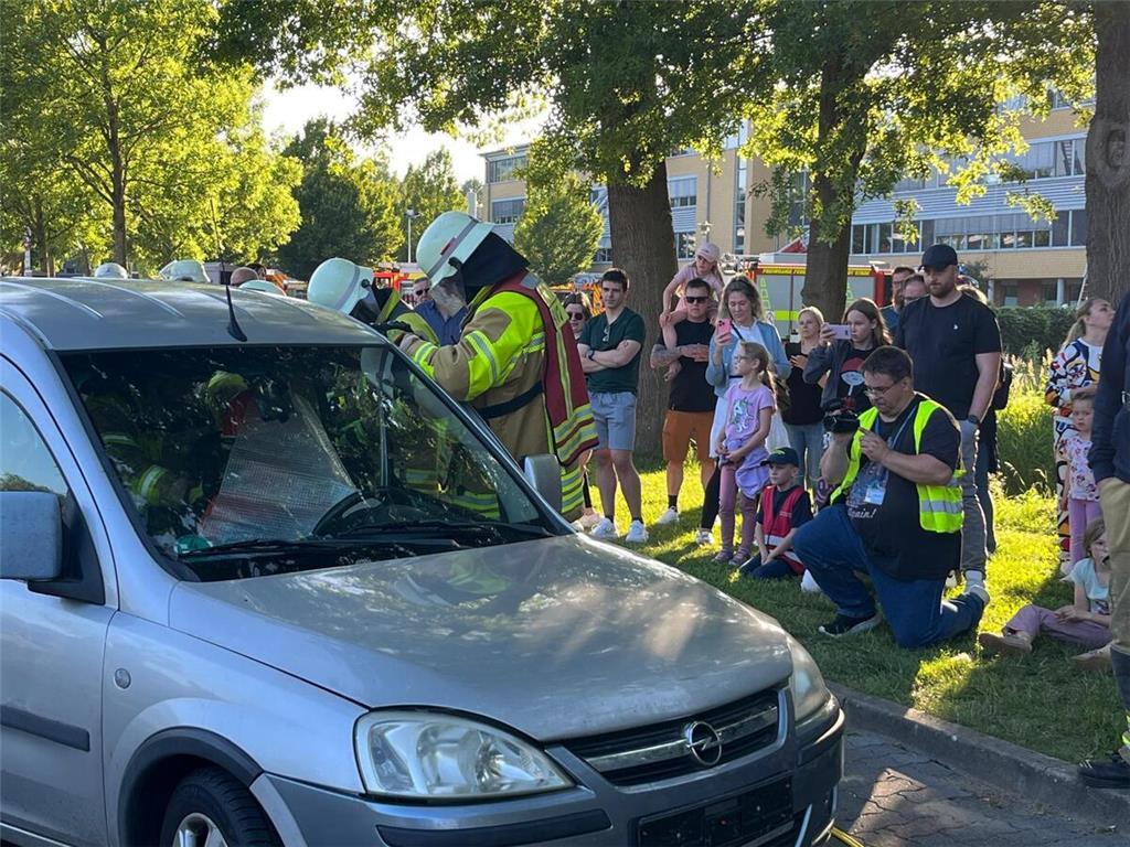 Eine Verpuffung im Chemieraum war das Szenario der Feuerwehrübung im Kreis Stade...