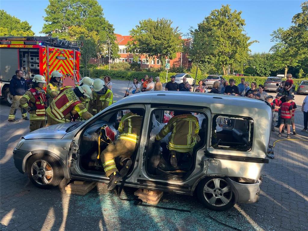 Eine Verpuffung im Chemieraum war das Szenario der Feuerwehrübung im Kreis Stade...