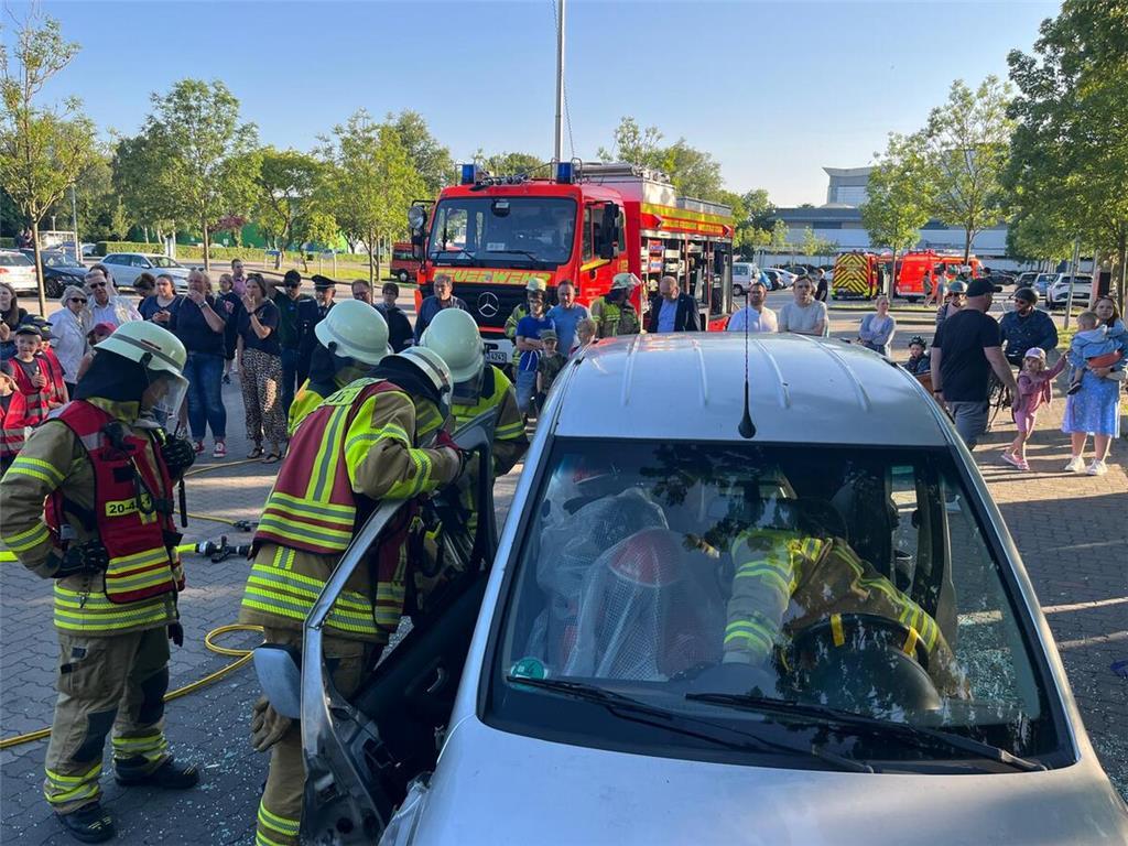 Eine Verpuffung im Chemieraum war das Szenario der Feuerwehrübung im Kreis Stade...