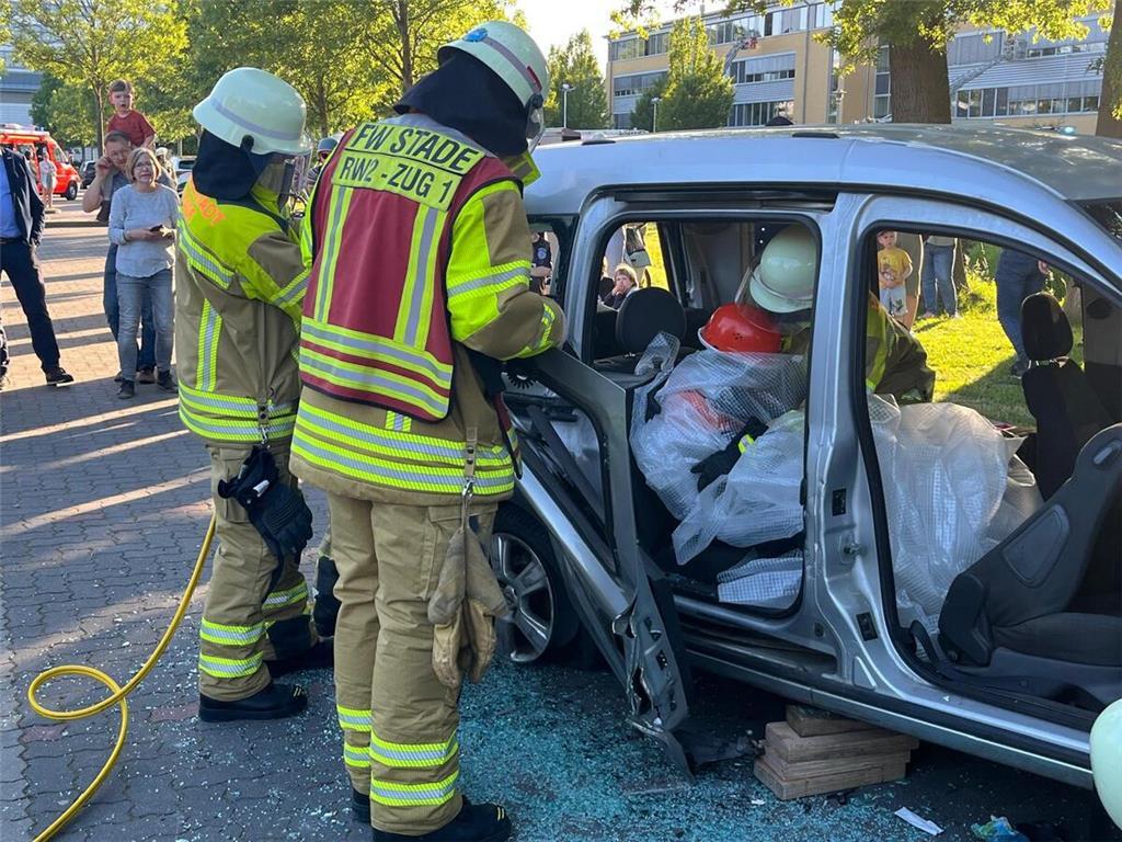 Eine Verpuffung im Chemieraum war das Szenario der Feuerwehrübung im Kreis Stade...