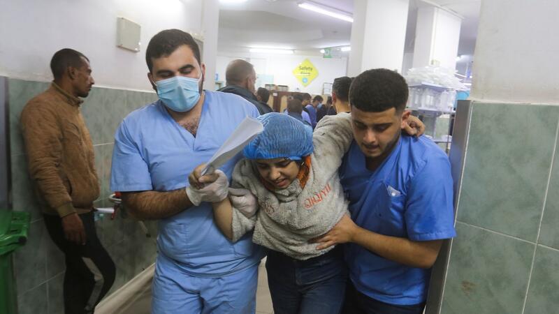 Mediziner: Grausige Zuständen in Gaza-Krankenhäusern Eine Verwundete in einem Krankenhaus in Rafah (Archivbild). Laut der von der Hamas kontrollierten Gesundheitsbehörde wurden seit Kriegsbeginn am 7. Oktober mehr als 57.600 Menschen im Gazastreifen verletzt.