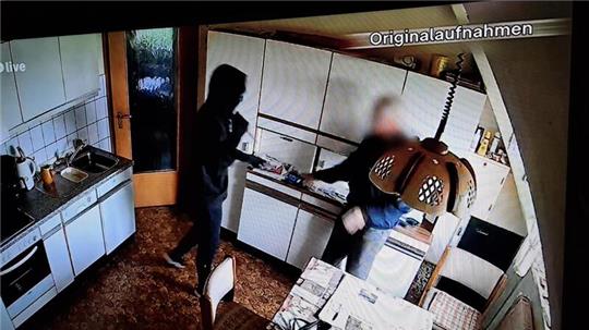 Eine Video-Kamera hat den Überfall auf ein Ehepaar in Uthlede im Dezember 2022 aufgezeichnet. Foto: Zdf