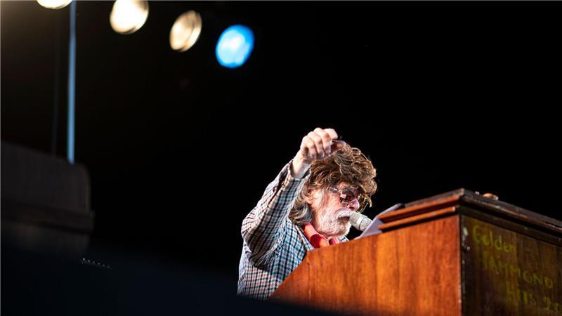 Helge Schneider ist „The Klimperclown“ Eine Vielzahl von Instrumenten gehört zu Schneiders Repertoire. (Archivbild)