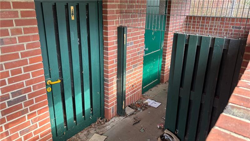 Kontroverse Diskussion im Nottensdorfer Rat: Kiosk abreißen oder sanieren? Eine WC-Anlage auf der Kiosk-Rückseite ist vorhanden, jedoch aktuell nicht benutzbar.