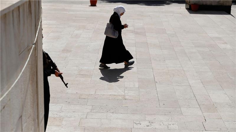 Eine Wählerin verlässt in Damaskus ein Wahllokal. In Syrien finden zum ersten Mal seit dem Sturz von Bashar al-Assad Parlamentswahlen statt.