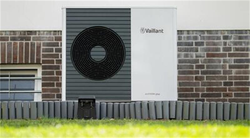 So wirkt sich der Wärmeplan im Alten Land und Horneburg auf Bürger aus Eine Wärmepumpe vor einem privaten Einfamilienhaus, bald Standard in der Klimaschutzregion.