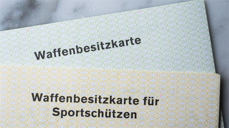 Fall in Berngau: Was bei Waffenkontrollen geprüft wird Eine Waffenbesitzkarte berechtigt in Deutschland zum legalen Besitz von Schusswaffen. (Archivbild)