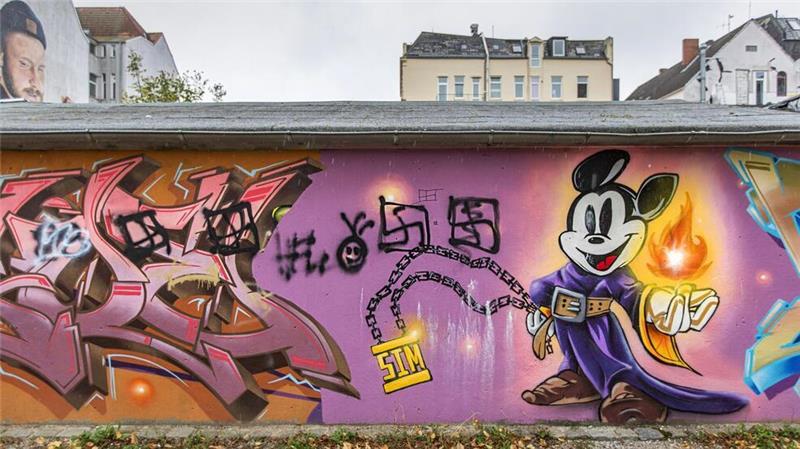 Eine Wand im Leher Park: Hakenkreuze neben dem Mickey Mouse. 