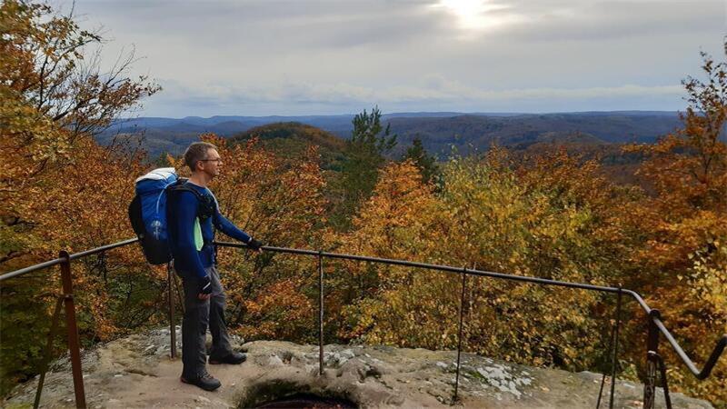 Eine Wanderung auf dem Appalachian Trail ist der große Traum von Jörg Seeger. Das Foto zeigt ihn bei seiner Vorbereitung, beim Shakedown Hike im Pfälzer Wald.