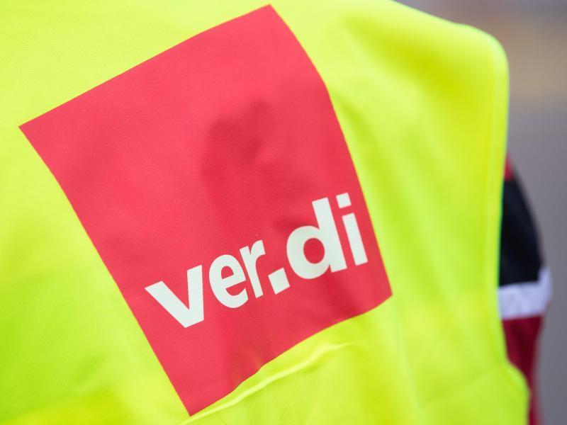 Durchbruch bei Tarif für den Handel Eine Warnweste mit der Aufschrift «ver.di». Foto: Tom Weller/dpa/Symbolbild