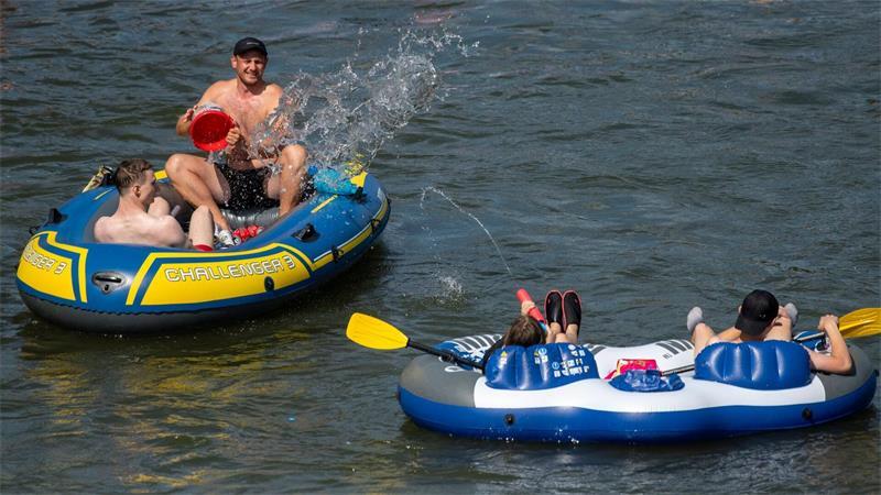 Warum in dieser Stadt der Montag einmal im Jahr heilig ist Eine Wasserschlacht gehört auch dazu.