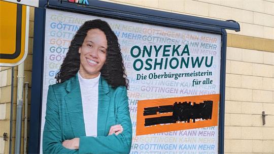 Eine Werbefirma hat frühzeitig mit der Plakatierung für die Stichwahl begonnen - noch vor Schließung der Wahllokale.