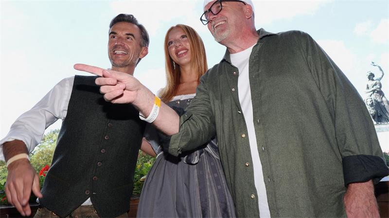 Oktoberfest-Start mit Promis und Schreckmoment Eine Wiesn ohne Promis? Geht nicht. Hier lächeln Florian Silbereisen, Anna Ermakova und DJ Ötzi.