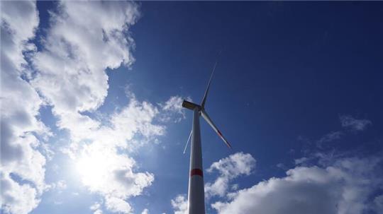 Eine Windenergieanlage dreht sich auf dem Gelände des Klärwerks Dradenau.