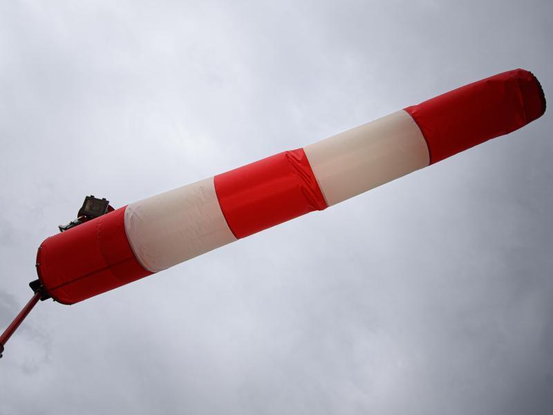 Eine Windfahne zeigt die Windrichtung an. Foto: Robert Michael/dpa-Zentralbild/dpa/Symbolbild