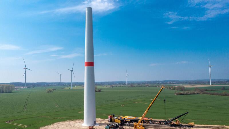 Eine Windkraftanlage im Aufbau.
