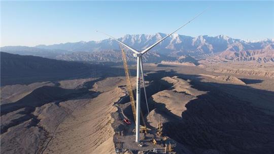 Eine Windturbine nach der Installation in  in der nordwestchinesischen autonomen Region Xinjiang.