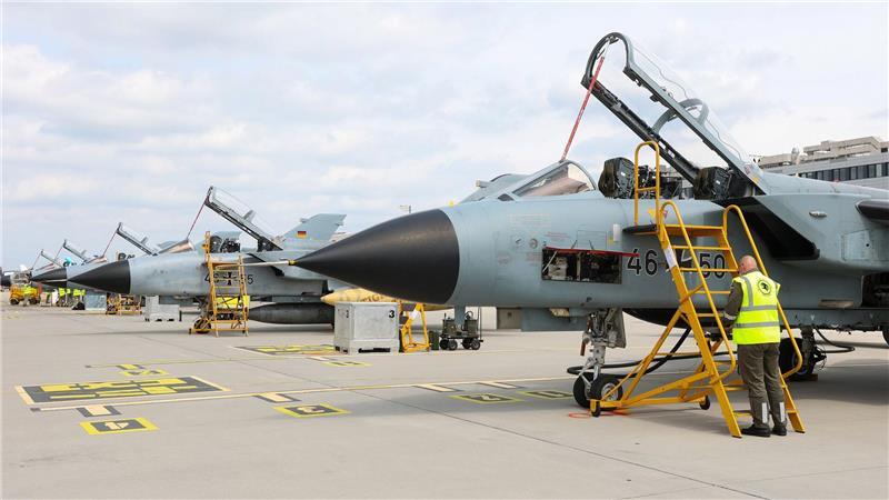 Eine Woche lang übt die Bundeswehr mit sechs Tornado-Kampfflugzeugen am zivilen Hamburger Flughafen.