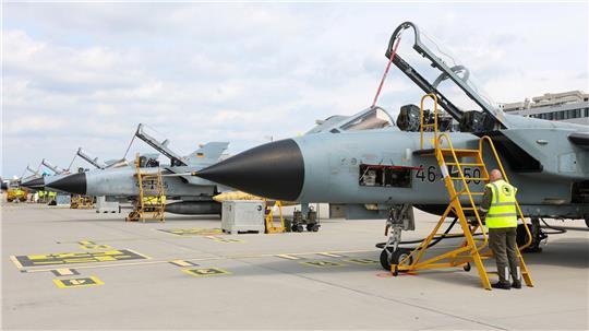 Eine Woche lang übt die Bundeswehr mit sechs Tornado-Kampfflugzeugen am zivilen Hamburger Flughafen.